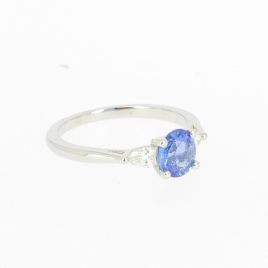 Solitaire en or blanc, saphir bleu et entourage diamants