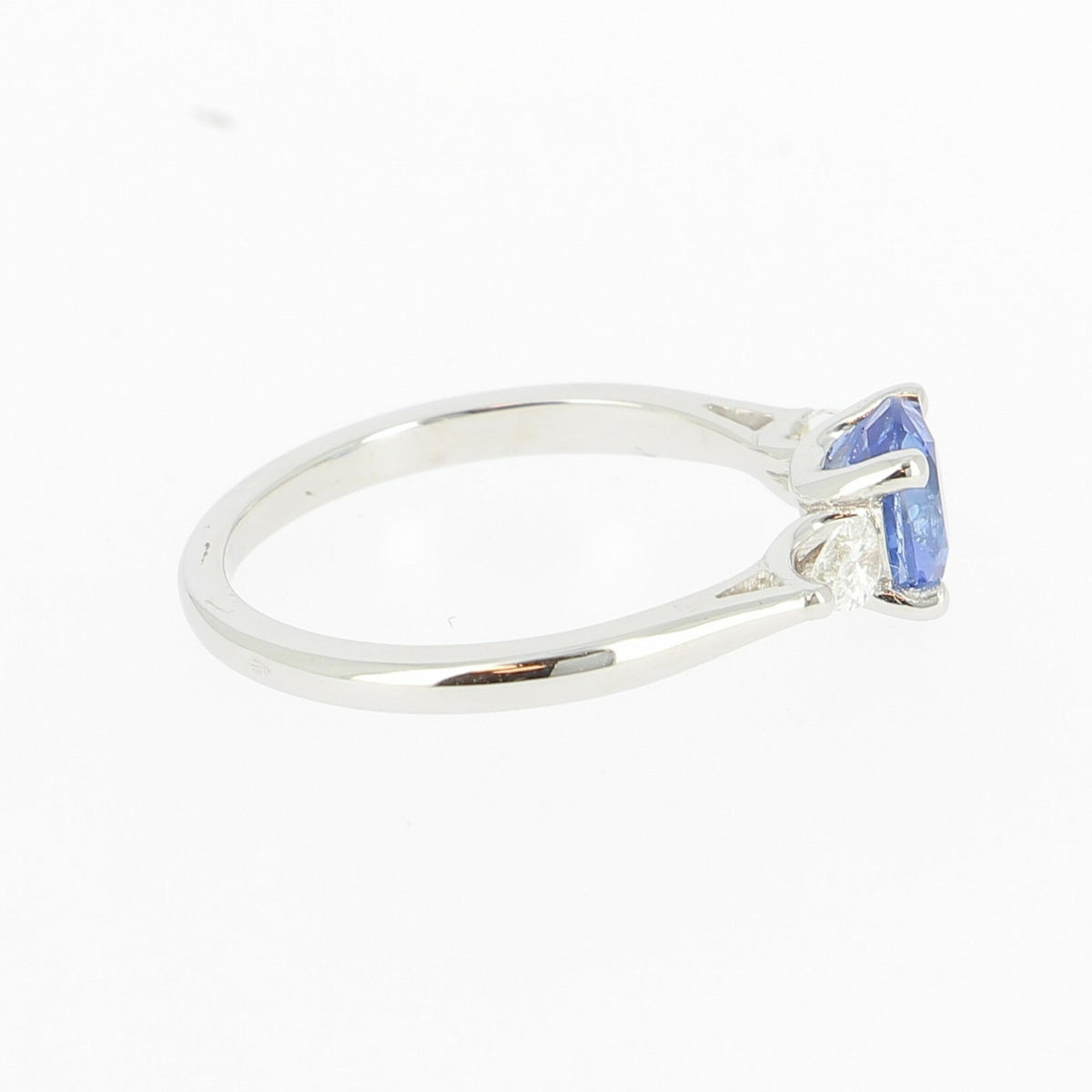 Solitaire en or blanc, saphir bleu et entourage diamants