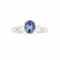 Solitaire en or blanc, saphir ovale bleu et entourage diamants