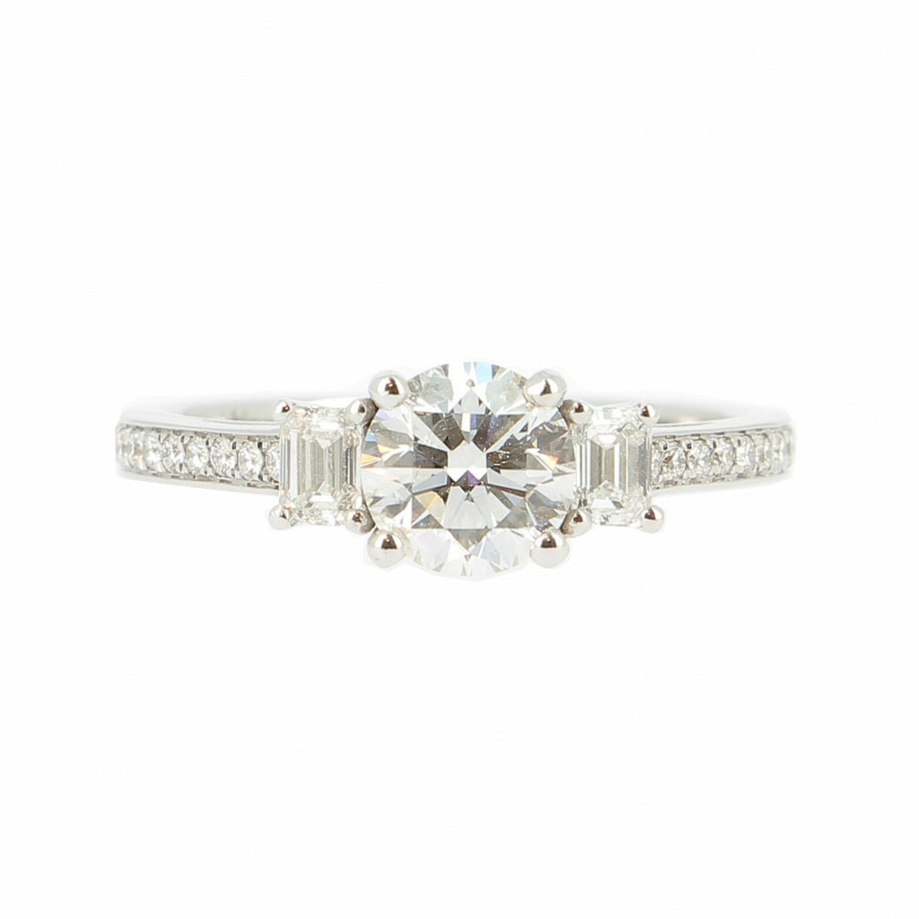 Solitaire en Or Blanc, Diamant Rond et diamants baguettes