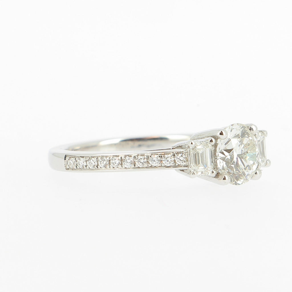 Solitaire en Or Blanc, Diamant Rond et diamants baguettes
