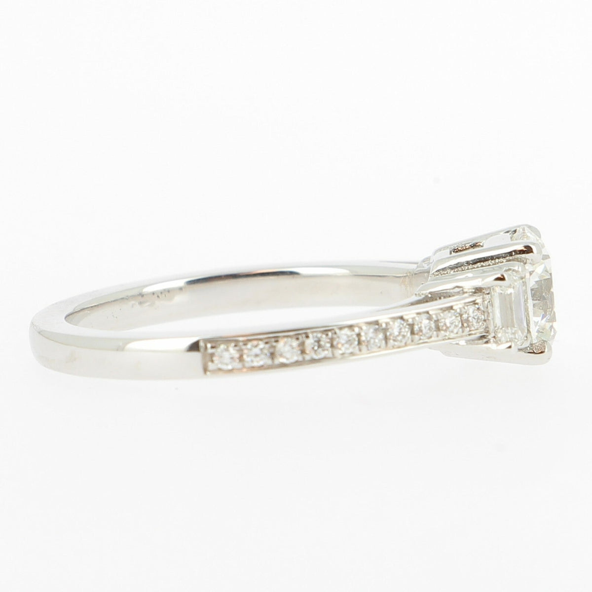 Solitaire en Or Blanc, Diamant Rond et diamants baguettes