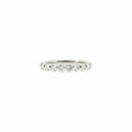Alliance demi tour serti en or blanc et diamants, moyen modèle