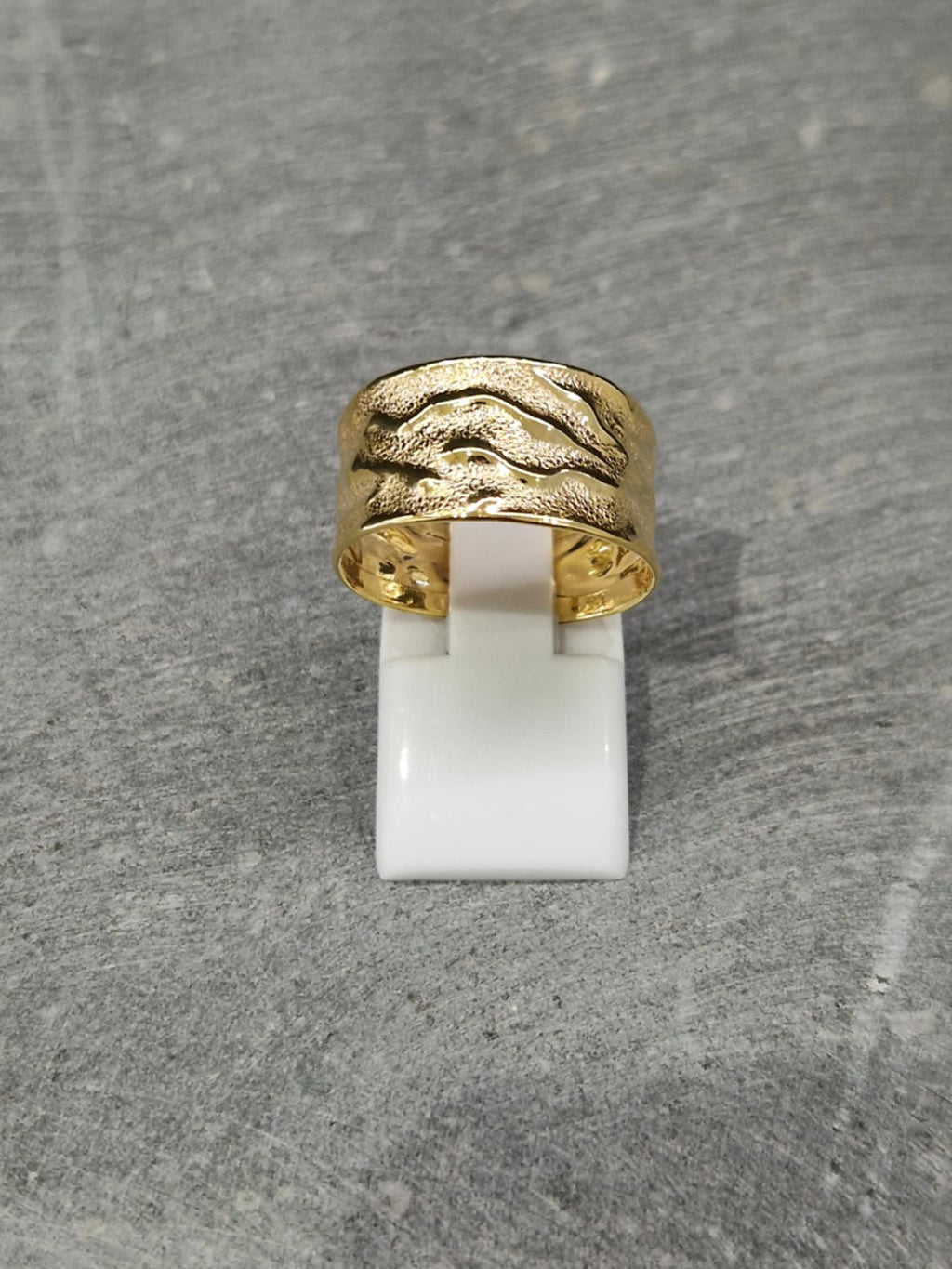 Bague froissée satinée 11mm en or jaune 9ct 410-6