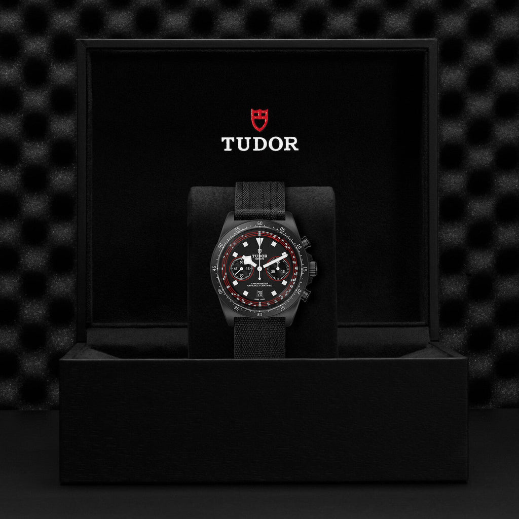 Montre TUDOR Pelagos FXD Chrono, boîtier 43 mm en composite de carbone, bracelet en tissu noir