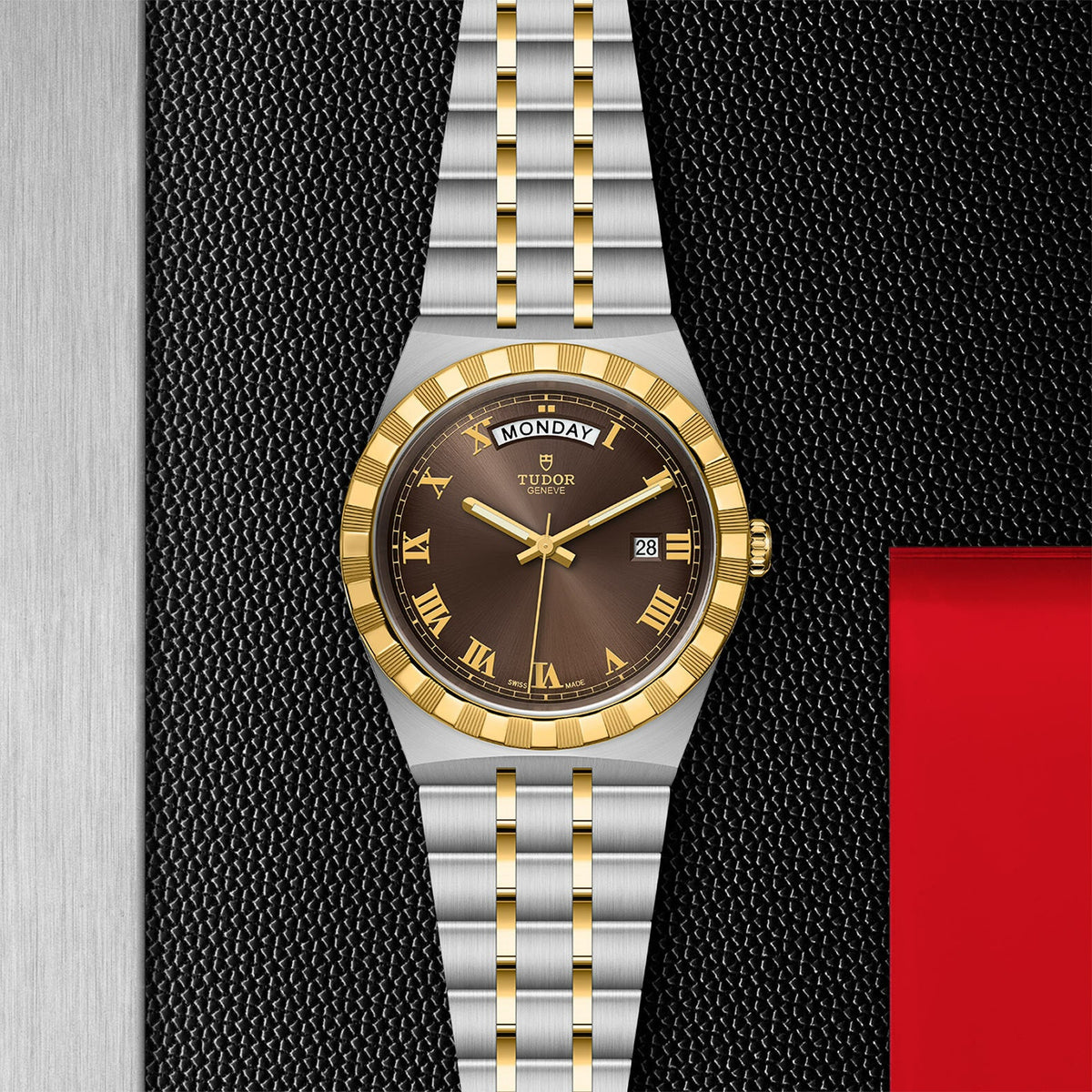 Montre TUDOR Royal boîtier en acier, 41 mm, lunette en or jaune