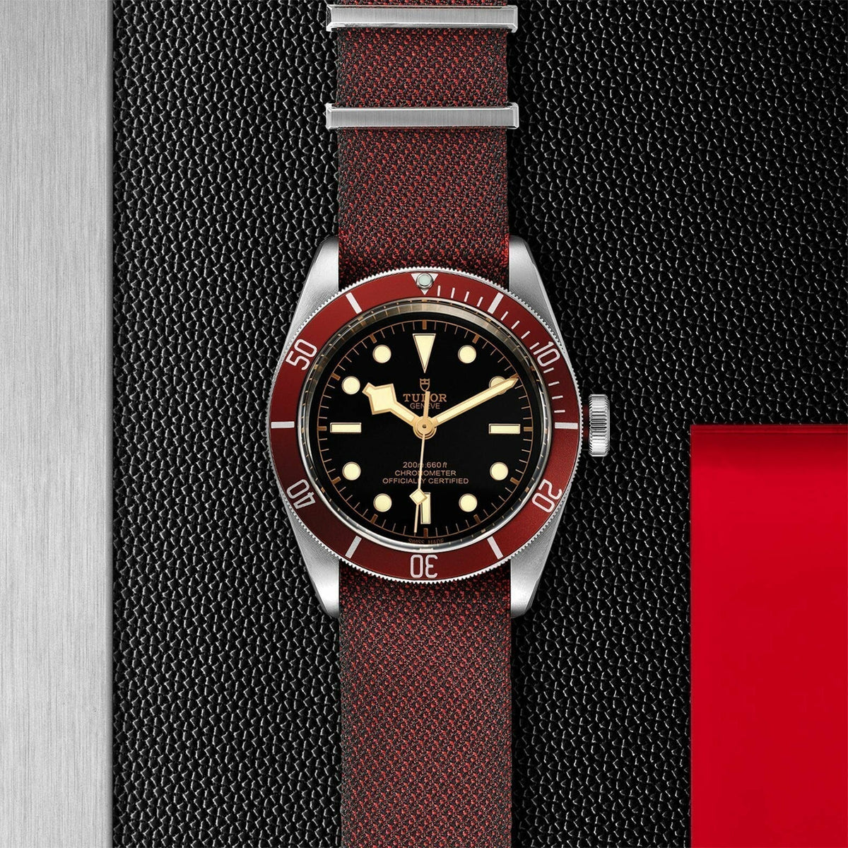 Montre TUDOR Black Bay boîtier en acier 41 mm, bracelet en tissu bordeaux
