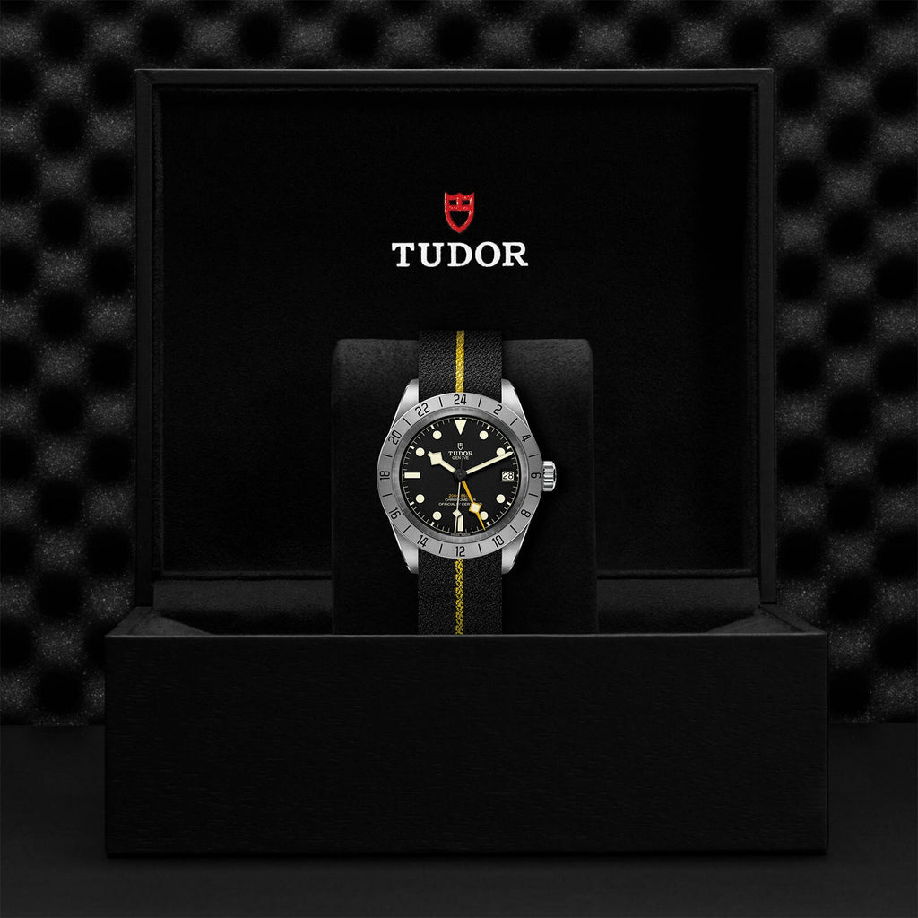 Montre TUDOR Black Bay Pro boîtier en acier 39 mm, bracelet en tissu noir avec bande jaune