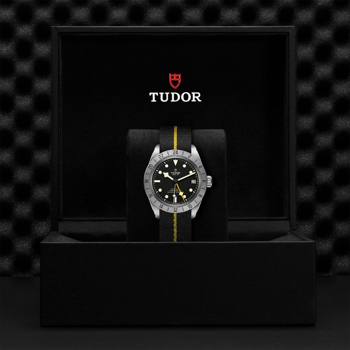 Montre TUDOR Black Bay Pro boîtier en acier 39 mm, bracelet en tissu noir avec bande jaune