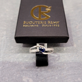 Bague en or blanc 18ct avec diamants et saphir 307-73
