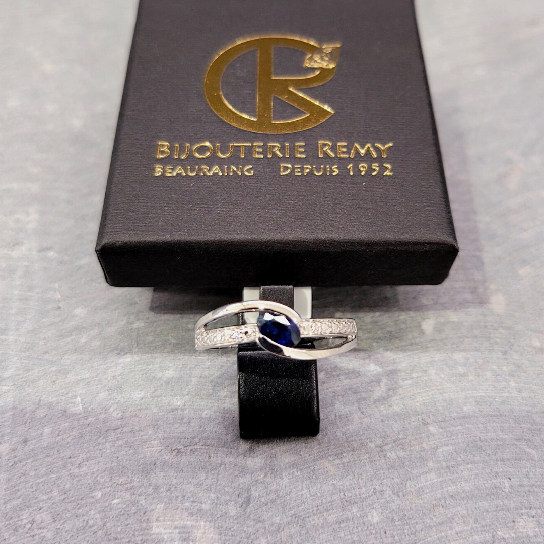 Bague en or blanc 18ct avec diamants et saphir 307-73