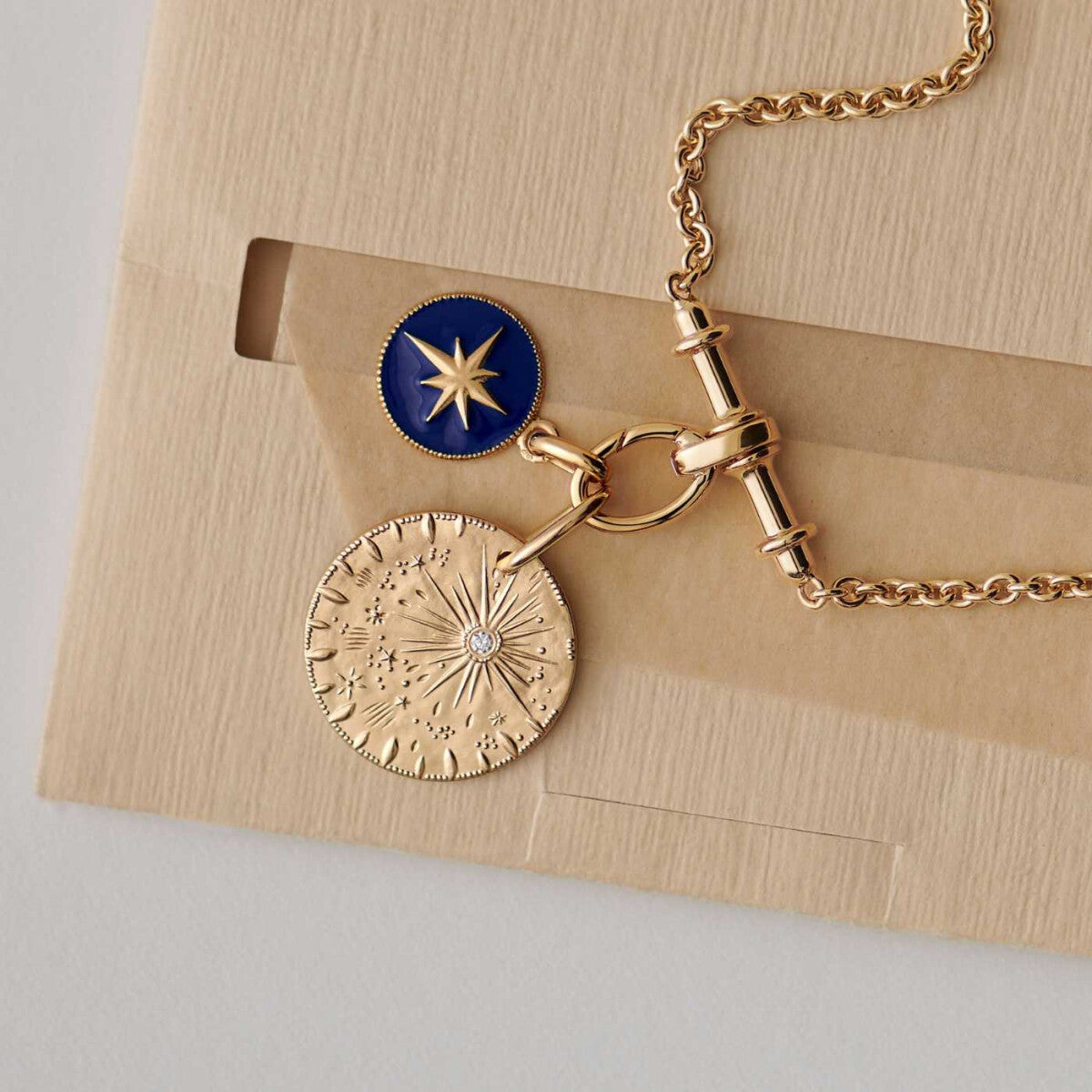 Collier Arthus Bertrand Trapèze petit modèle anneau ouvrant en or jaune poli brillant