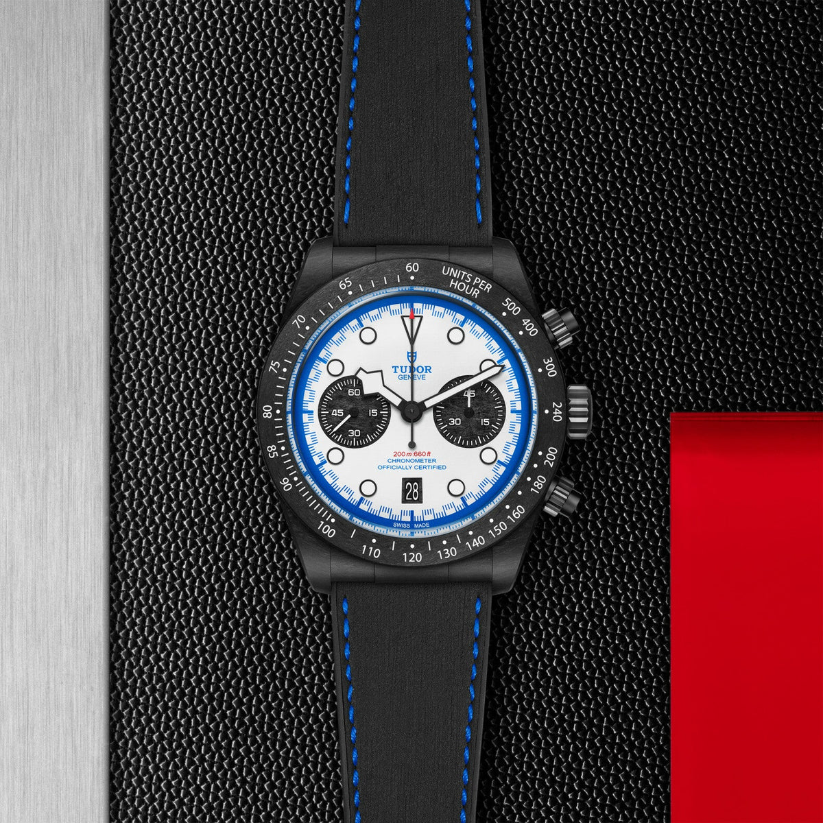 Montre TUDOR Black Bay Chrono, boîtier en carbone noir, 42 mm, cadran « racing white »