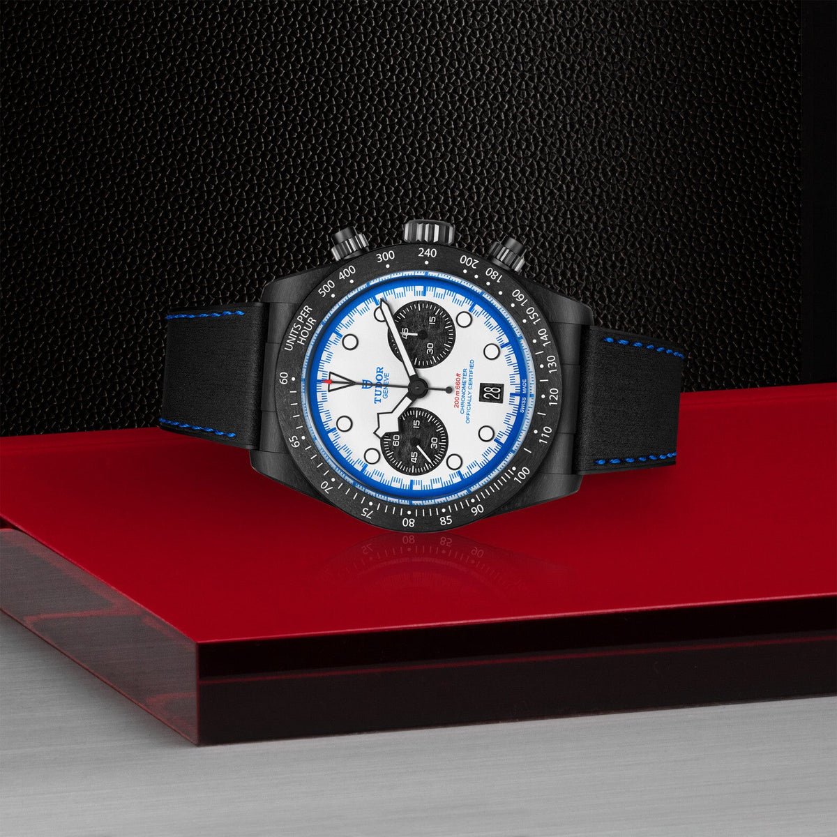 Montre TUDOR Black Bay Chrono, boîtier en carbone noir, 42 mm, cadran « racing white »