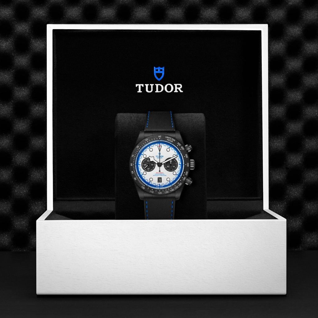 Montre TUDOR Black Bay Chrono, boîtier en carbone noir, 42 mm, cadran « racing white »