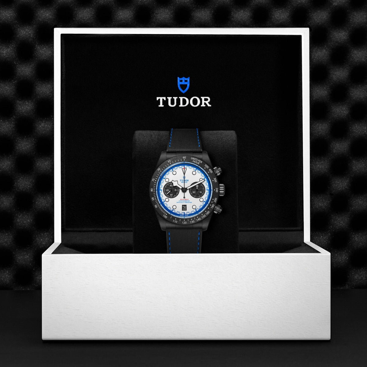 Montre TUDOR Black Bay Chrono, boîtier en carbone noir, 42 mm, cadran « racing white »