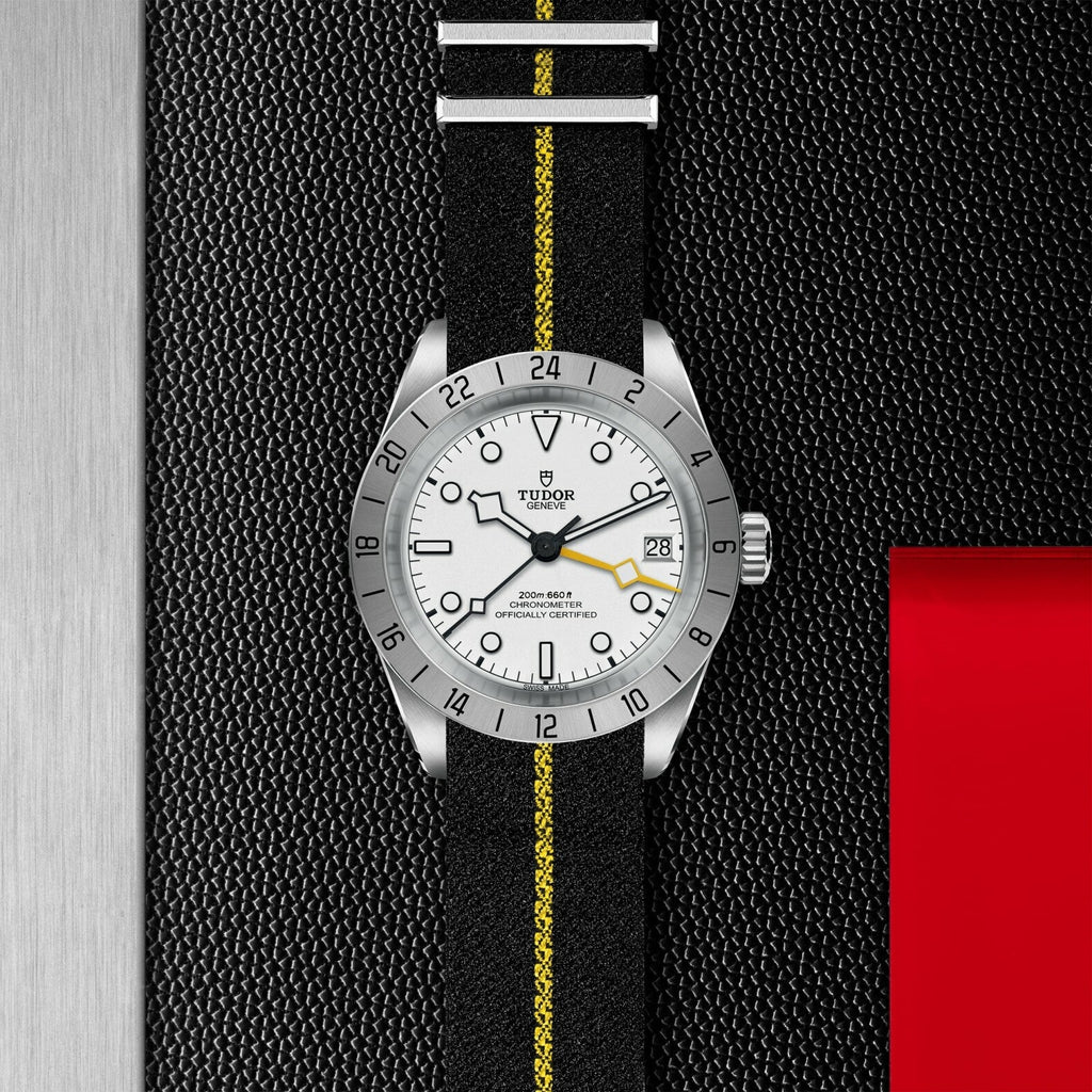 Montre TUDOR Black Bay Pro, boîtier en acier, 39 mm, bracelet en tissu noir avec bande jaune