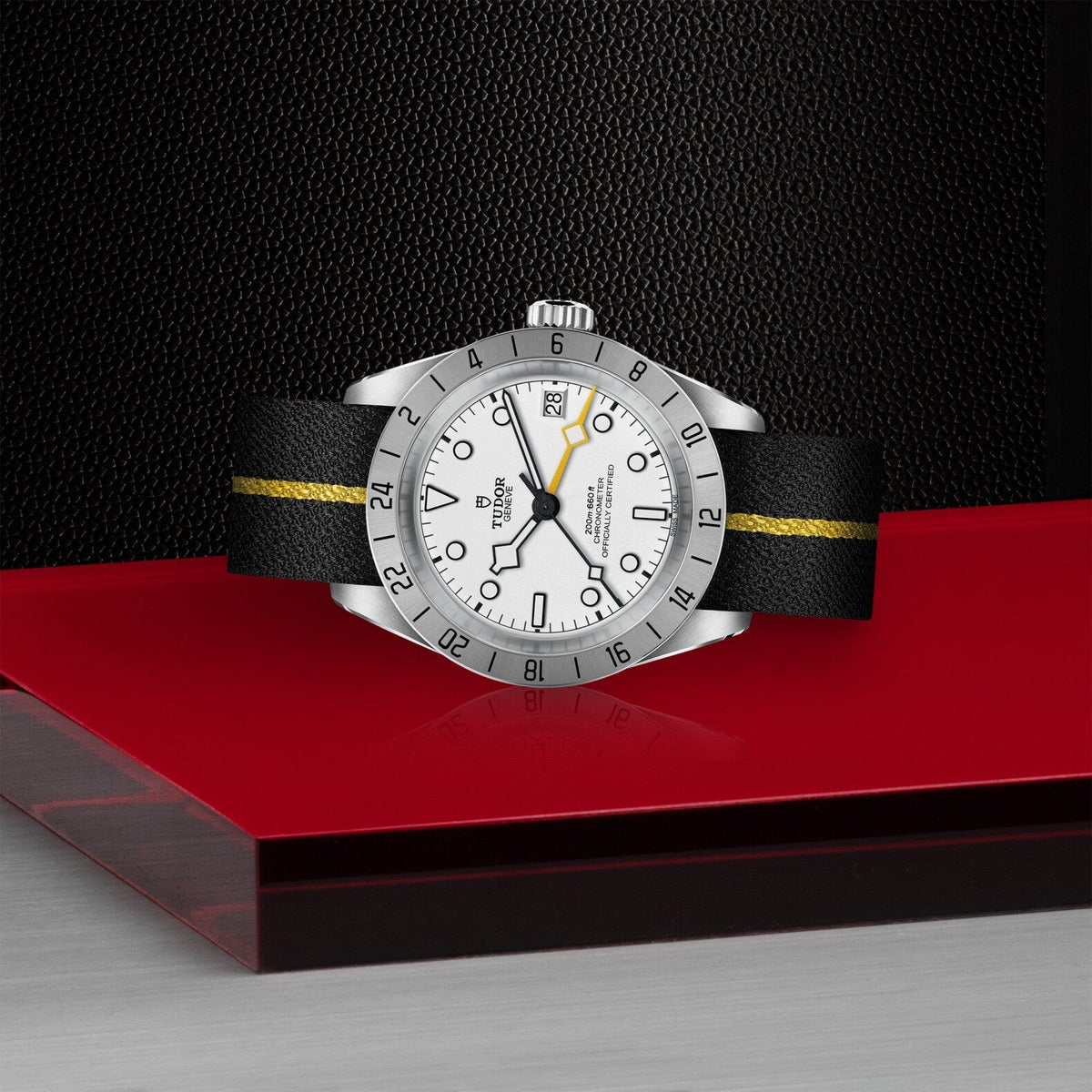 Montre TUDOR Black Bay Pro, boîtier en acier, 39 mm, bracelet en tissu noir avec bande jaune