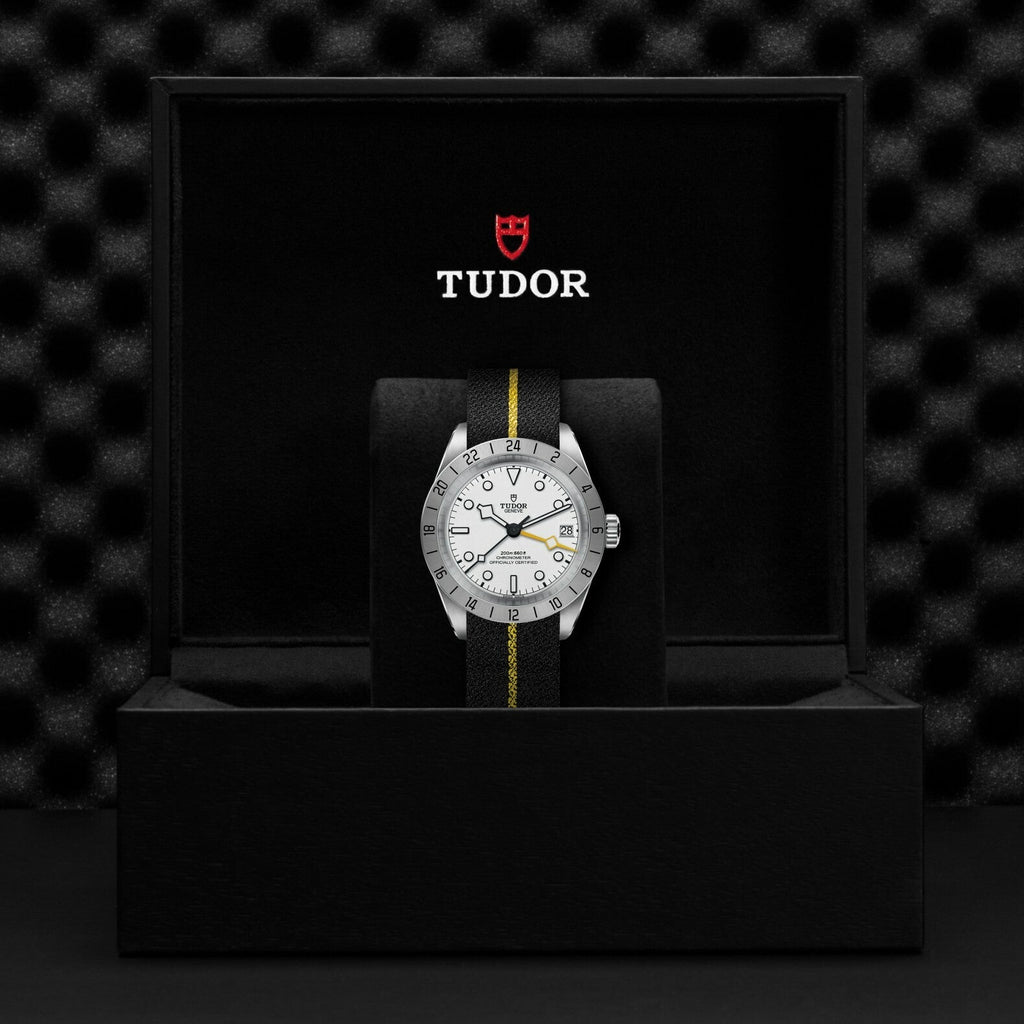Montre TUDOR Black Bay Pro, boîtier en acier, 39 mm, bracelet en tissu noir avec bande jaune