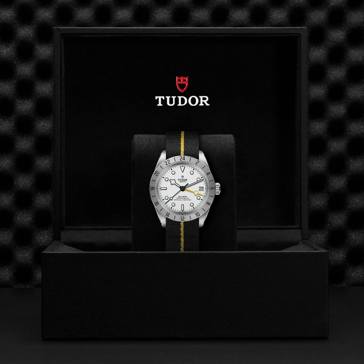 Montre TUDOR Black Bay Pro, boîtier en acier, 39 mm, bracelet en tissu noir avec bande jaune